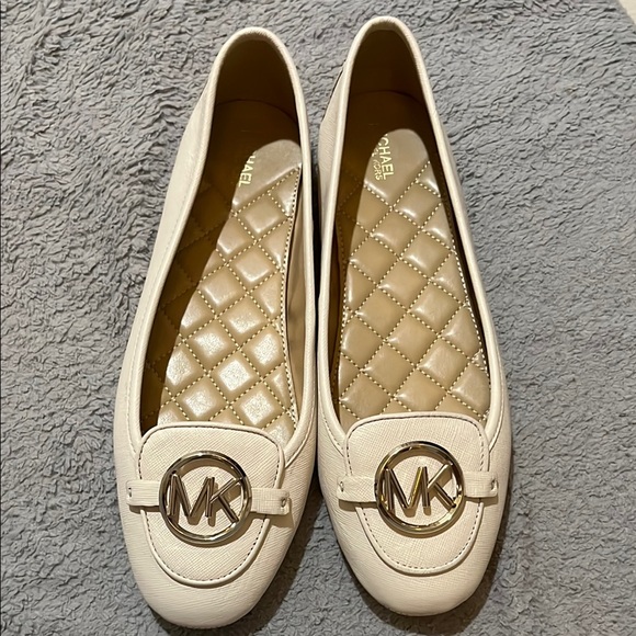 New Michael Kors Cream Ballet Flats - Picture 11 of 12